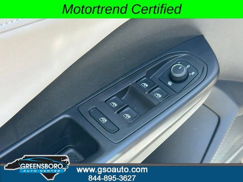 Used 2025 Volkswagen Taos SE FWD image 14