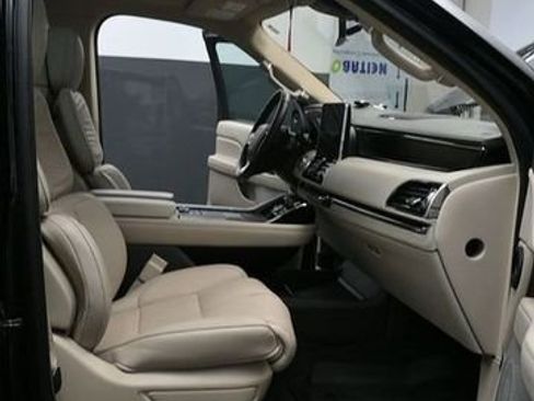 Used 2019 Lincoln Navigator Reserve AWD/4WD image 17