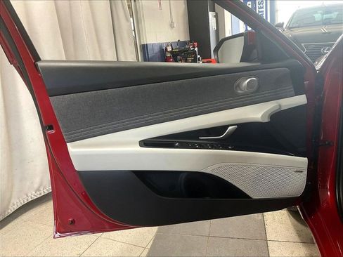 Certified 2025 Hyundai Elantra Limited FWD image 9