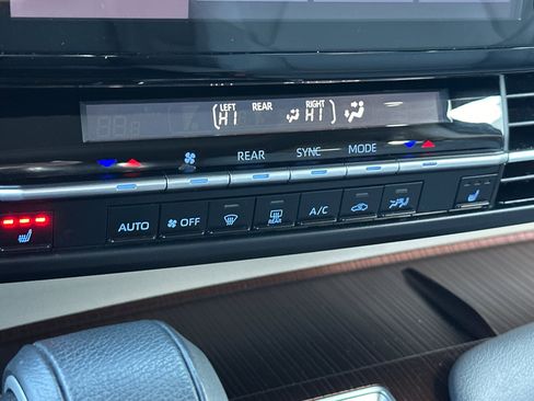 Used 2024 Toyota Sienna XLE image 21