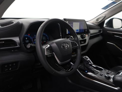 Used 2024 Toyota Highlander Platinum image 15