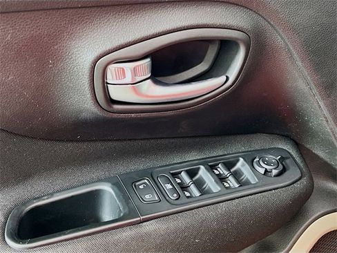 Used 2017 Jeep Renegade Latitude image 9