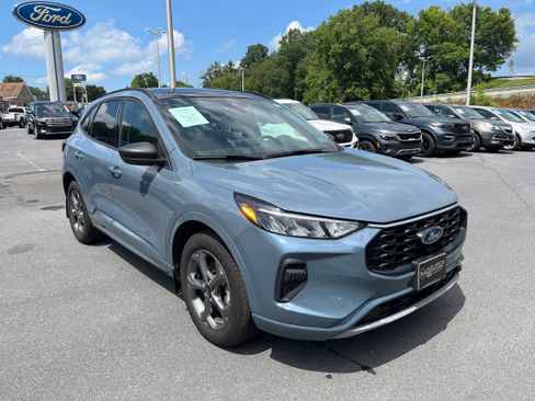 Certified 2023 Ford Escape ST-Line w/ Tech Pack #1 AWD/4WD image 4