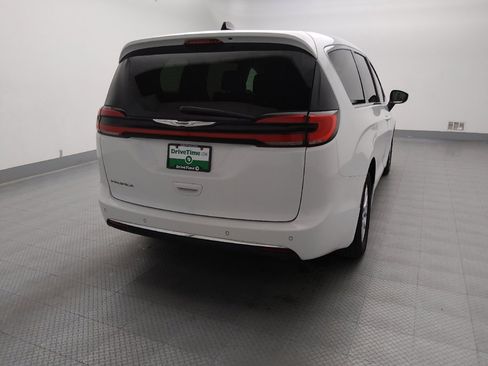 Used 2023 Chrysler Pacifica Touring-L FWD image 7
