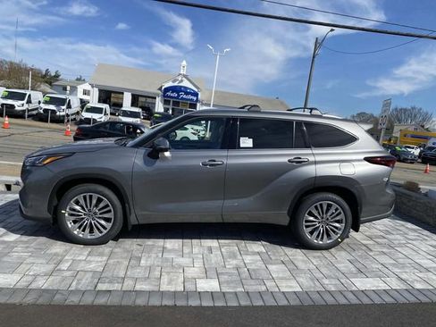 New 2026 Toyota Highlander Platinum AWD/4WD image 2