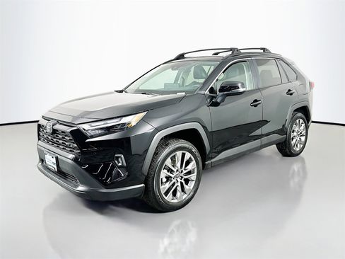 Used 2023 Toyota RAV4 XLE Premium image 3