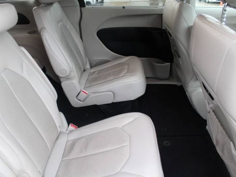 Used 2021 Chrysler Pacifica Touring-L FWD image 9