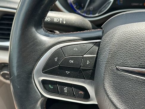 Used 2017 Chrysler Pacifica Touring-L FWD image 26