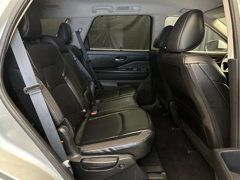 Used 2025 Nissan Pathfinder SL AWD/4WD image 17