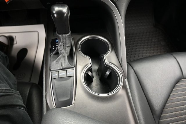 Used 2022 Toyota Camry SE FWD image 11