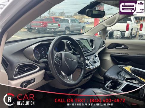 Used 2023 Chrysler Pacifica Touring-L FWD image 14