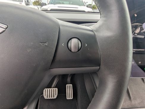 Used 2022 Tesla Model Y Performance image 30