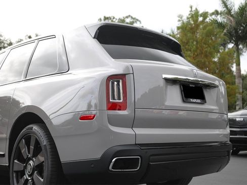 Used 2022 Rolls-Royce Cullinan w/ Dark Exterior Package image 16