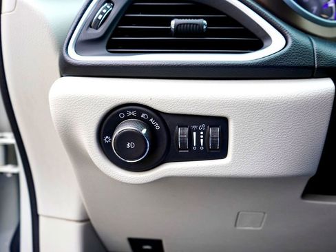 Used 2017 Chrysler Pacifica Touring Plus w/ Tire & Wheel Group image 17