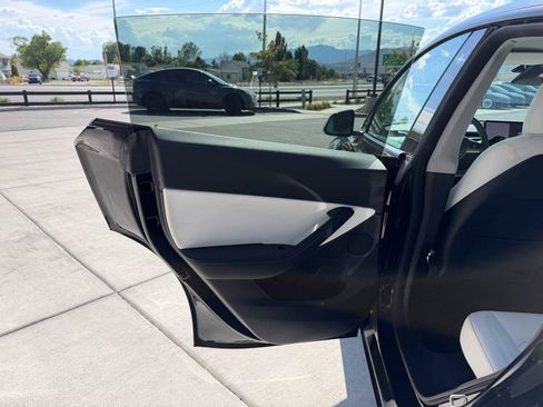 Used 2022 Tesla Model Y Performance AWD/4WD image 14