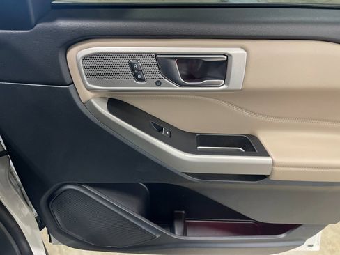 Used 2021 Ford Explorer Limited w/ Equipment Group 301A AWD/4WD image 19