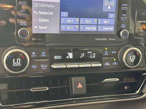 Used 2020 Toyota Highlander LE FWD image 19