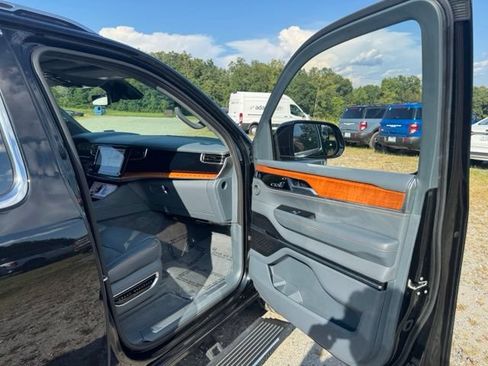 Used 2022 Jeep Grand Wagoneer Series III AWD/4WD image 17
