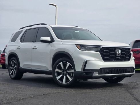 Used 2025 Honda Pilot Touring image 1