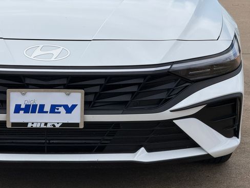 Certified 2025 Hyundai Elantra SE FWD image 8