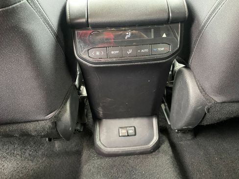 Used 2025 Toyota Highlander LE image 24