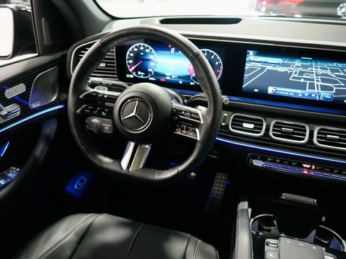 Used 2024 Mercedes-Benz GLS 580 4MATIC image 11
