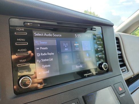 Used 2018 Toyota Sienna XLE w/ XLE Navigation Package AWD/4WD image 18