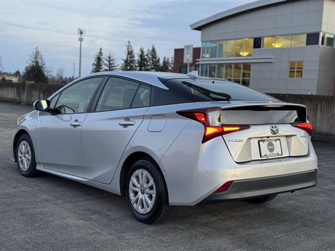 Used 2019 Toyota Prius LE image 3
