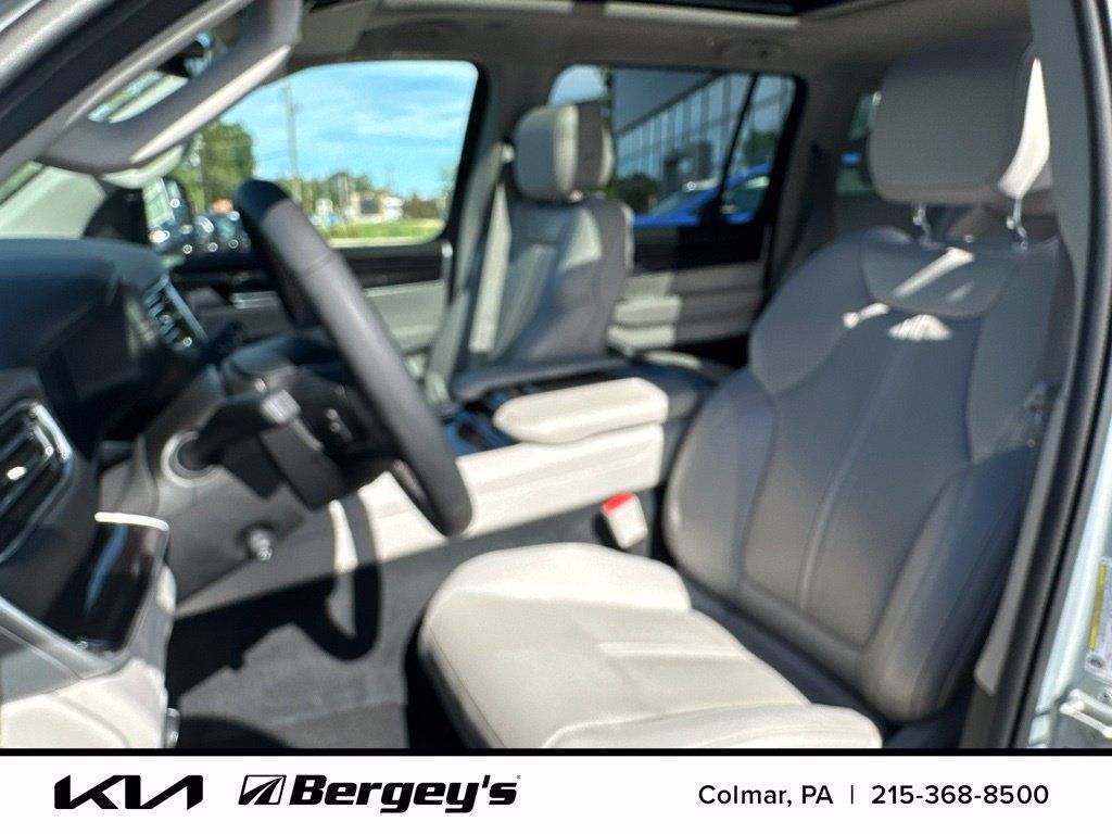 Used 2024 Jeep Wagoneer 4WD w/ Premium Group I image 13