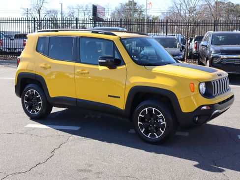 Used 2023 Jeep Renegade Latitude image 2