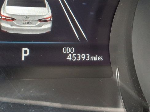 Used 2020 Toyota Camry XLE w/ Sunroof Package image 16