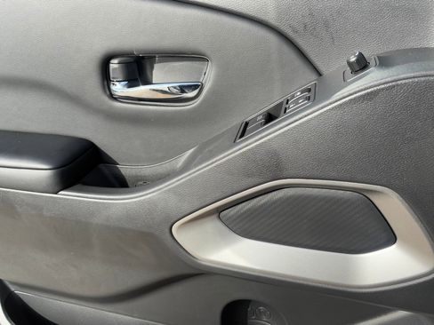 New 2025 Nissan Frontier SV image 14