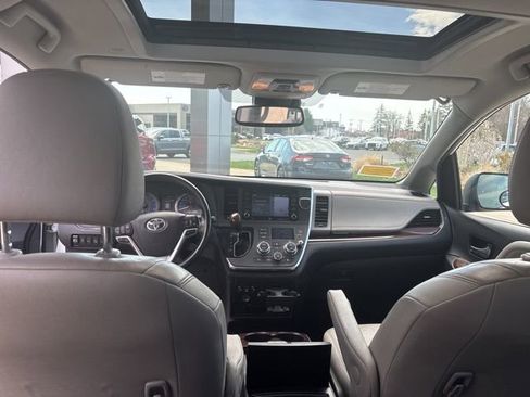 Used 2019 Toyota Sienna Limited Premium image 18