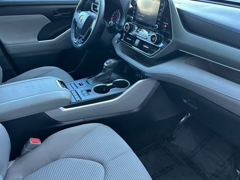 Used 2020 Toyota Highlander LE image 19
