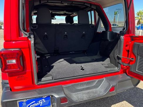 Used 2025 Jeep Wrangler Unlimited Sahara AWD/4WD image 27