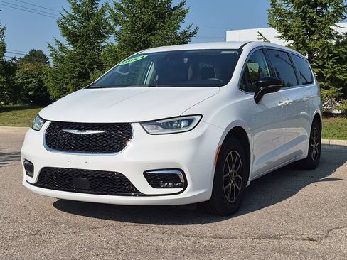 Used 2024 Chrysler Pacifica Touring-L FWD image 1