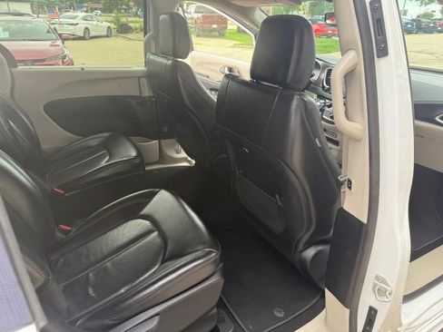 Used 2021 Chrysler Pacifica Touring-L image 22