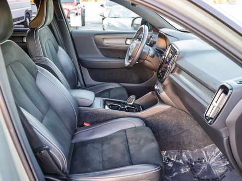 Used 2021 Volvo XC40 P8 Recharge image 18