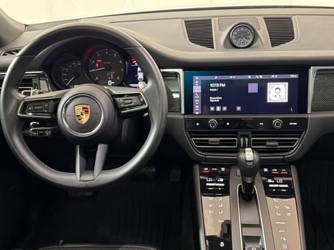 Certified 2024 Porsche Macan AWD/4WD image 31
