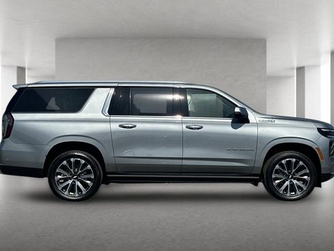 New 2026 Chevrolet Suburban High Country AWD/4WD image 3