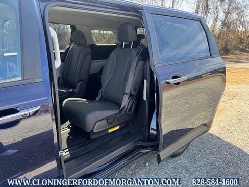 Used 2023 Kia Carnival LX image 12