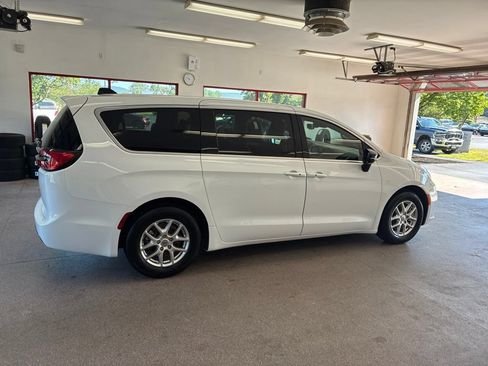 Used 2025 Chrysler Pacifica Select FWD image 33