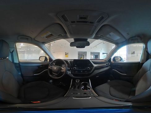 Used 2025 Toyota Highlander LE FWD image 44