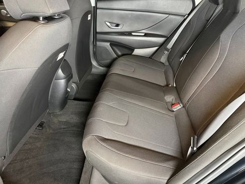 Used 2025 Hyundai Elantra SE image 20