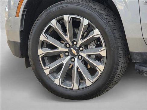 Used 2025 Chevrolet Suburban High Country w/ Sun And Tow Package RWD image 9
