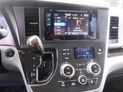 Used 2017 Toyota Sienna XLE AWD/4WD image 30