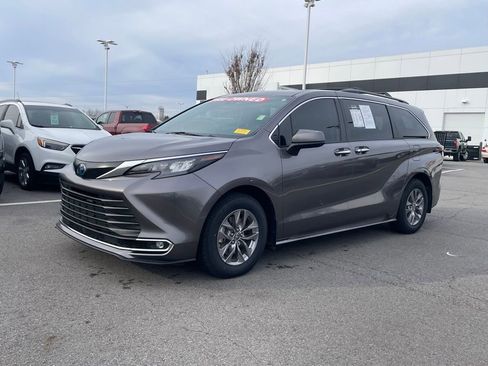 Used 2024 Toyota Sienna XLE image 3