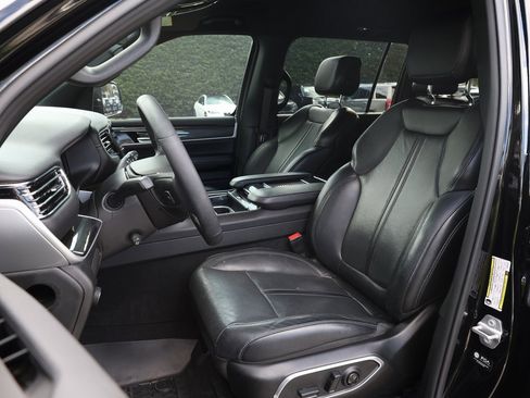 Used 2023 Jeep Wagoneer 4WD image 16