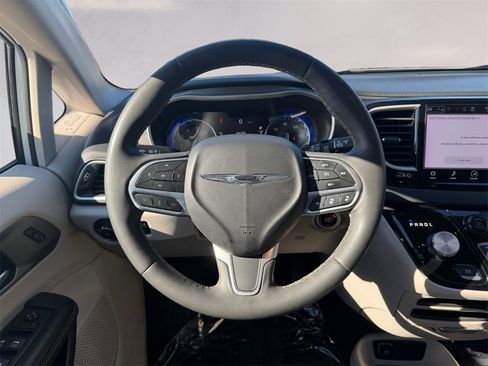 Used 2023 Chrysler Pacifica Touring-L image 13