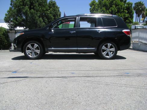 Used 2011 Toyota Highlander Limited w/ Tow Pkg FWD image 1